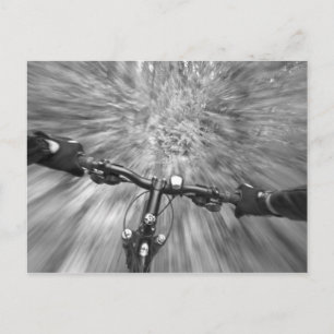 Rijden over een glad gedeelte van singletrack briefkaart