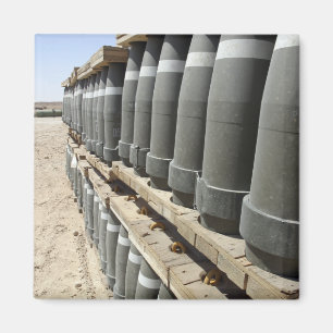 Rijen van munitie worden gestapeld en voorgevuld magneet