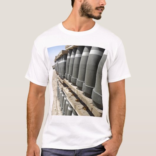 Rijen van munitie worden gestapeld en voorgevuld t-shirt (Voorkant)