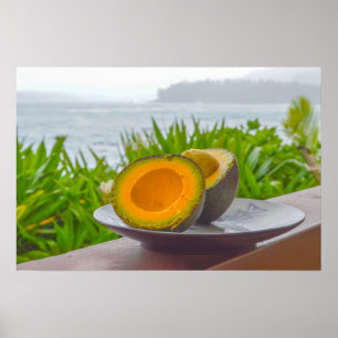 Rijpe gehalveerde Reed-avocado in Kauai, Hawaï Poster