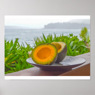 Rijpe gehalveerde Reed-avocado in Kauai, Hawaï Poster