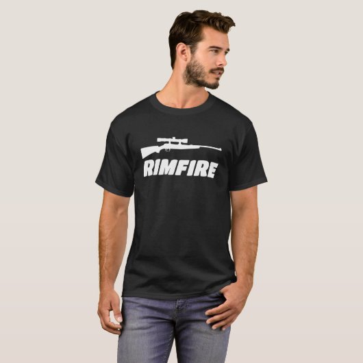 Rimfire 22LR-riffel gebruikt bij het rolbereik en  T-shirt (Voorkant volledig)