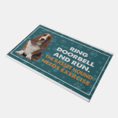 Ring deurbel en run de Baset Hound heeft oefening  Deurmat (Schuin)