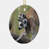Ring-getrainde Lemur moeder en Baby Keramisch Ornament (Rechts)