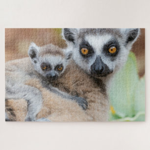 Ringstaartmaki-baby op de rug van haar moeder legpuzzel