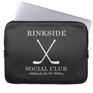 Rinkside Social Club: Weekend voor Hockey Mama Laptop Sleeve