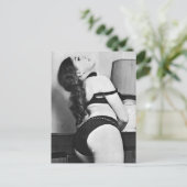 Risque  lingerie model briefkaart (Staand voorkant)