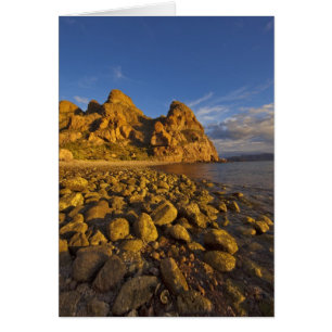 Rivage rocheux sur Isla Carmen dans le golfe de