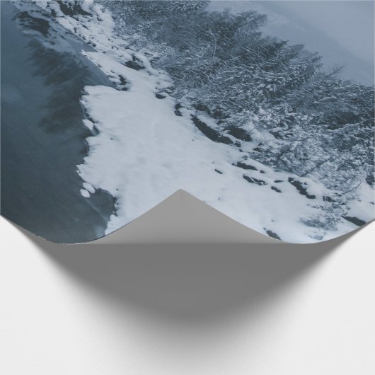 RIVIER OVERGELEID DOOR SNEEUW GEDEKT GEBIED MET PI CADEAUPAPIER (Hoek)