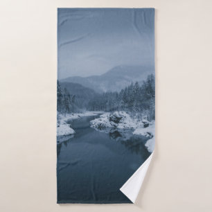 RIVIÈRE ENTOURÉE D'UN CHAMP DE NEIGE COUVERT DE PI