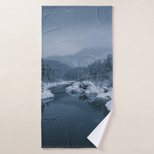 RIVIÈRE ENTOURÉE D'UN CHAMP DE NEIGE COUVERT DE PI (Serviette de bain)