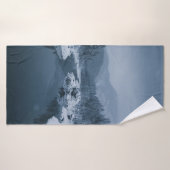 RIVIÈRE ENTOURÉE D'UN CHAMP DE NEIGE COUVERT DE PI (Serviette de bain)
