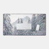 Rivière traversant la forêt d'hiver enneigée Mojst (Clavier et souris)