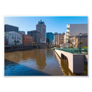 Rivierfront van Kilbourn Street in Milwaukee Foto Afdruk