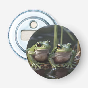 Riviergebonden Wonderen: Twee Vette Groene Kikkers Button Flesopener