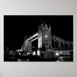 Rivierthamen en Towerbrug bij nacht Poster