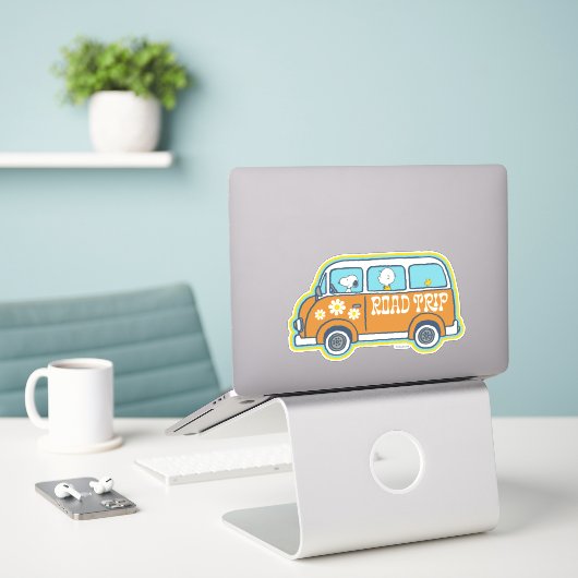 road trippin | Peanuts Road Trip Van Sticker (Laptop op bureau)
