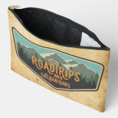 Road Trips & Shenanigans Outdoor Patch Zipper Bag Etui (Open)