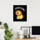 Roarsome Funny Roaring Lion Pun Dark BG Poster (Thuiskantoor)