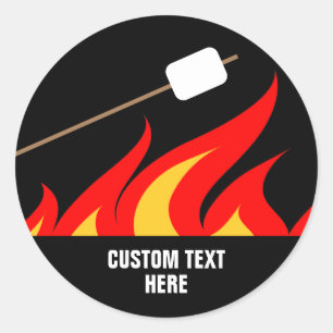 Roasting marshmallow stick op vreugdevuur custom ronde sticker