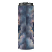 Robby the Winged Timekeeper – Wings of Time Series Thermosbeker (Achterkant)