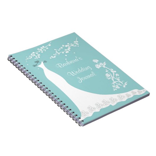 Robe blanche sur le carnet de wedding planner (Côté Droit)