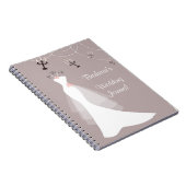 Robe blanche sur le carnet rose foncé de wedding (Côté Droit)