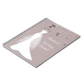Robe blanche sur le carnet rose foncé de wedding (Côté gauche)
