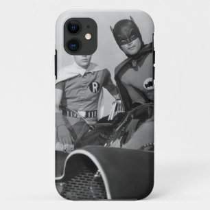 Robin en Batman staan in Batmobile iPhone 11 Hoesje