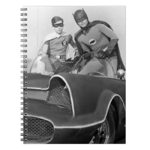 Robin en Batman staan in Batmobile Notitieboek