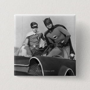 Robin en Batman staan in Batmobile Vierkante Button 5,1 Cm