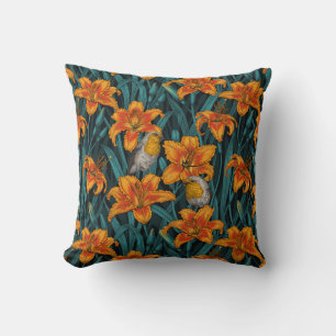 Robins en leliebloemen, sinaasappel en blauw kussen