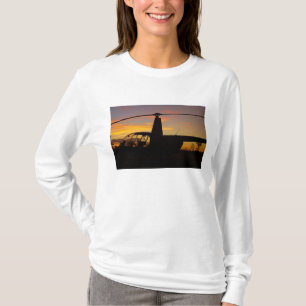 Robinson R44-helikopter op zonsondergang T-shirt