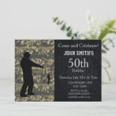 Robuged Camo Adult Vist uitnodiging op zaterdag (Staand voorkant)