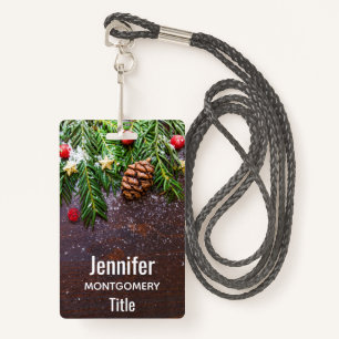 Robuuste kersttafel met pine en sneeuw badge