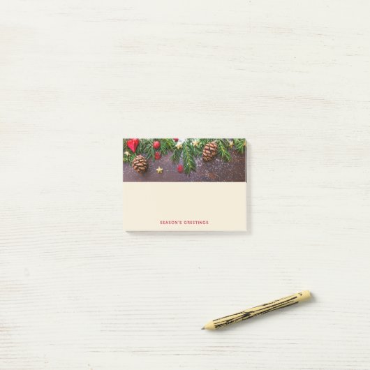 Robuuste kersttafel met pine en sneeuw post-it® notes (Op bureau)