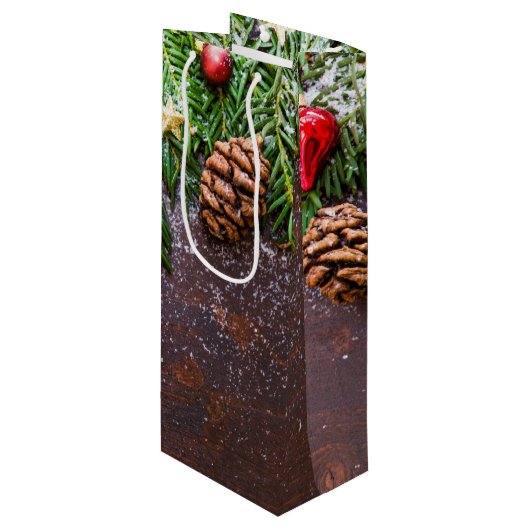 Robuuste kersttafel met pine en sneeuw wijn cadeautas (Voorkant Gekanteld)