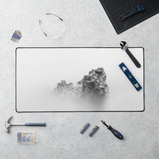 Roche isolée dans une brume de mer (Poste de travail)