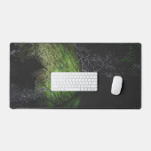 Roche mousse verte avec réflexion dans l'eau (Clavier et souris)