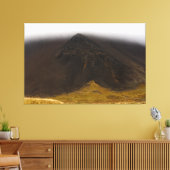 Roche volcanique noire et toile de nuages bas (Insitu(Salon))