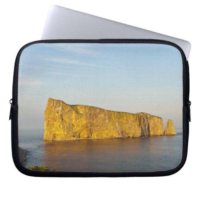 Rocher Perce (Perce Rock), Quebec, Canada. Laptop Sleeve (Voorkant)