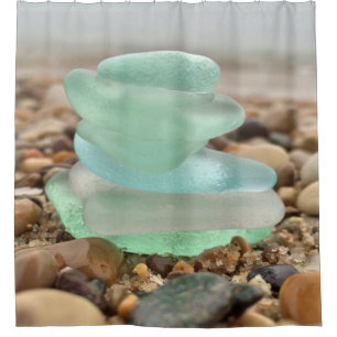 Roches de plage et rideau en douche en verre de