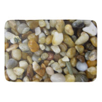 Roches de rivière sur le tapis de bain