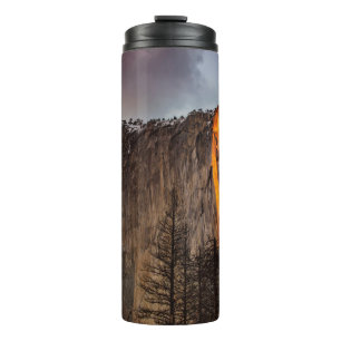 ROCK FORMATIE MET LAVA TIJDENS DAGEN THERMOSBEKER