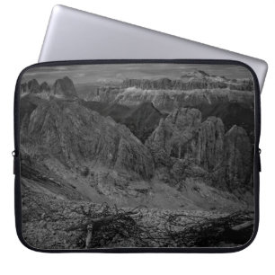 ROCK FORMATION IN GRAYSCALE FOTO LAPTOP SLEEVE