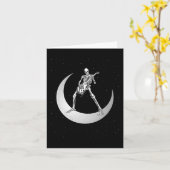 Rock-'n-roll skelet spelen gitaar rock op de maan kaart (Gele Bloem)