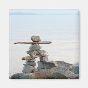 Rock stapelkunst aan het strand. Foto van Hao zhan Magneet