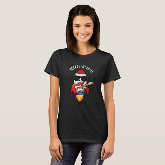 Rocket and Roll Funny Rocket Pun Dark BG T-shirt (Voorkant volledig)