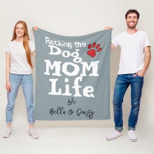 Rocking The Dog Mom Life HOND NAAM Poot Print Fleece Deken