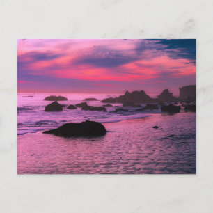 Rocky Beach met roze en paarse sunset Post Kaart